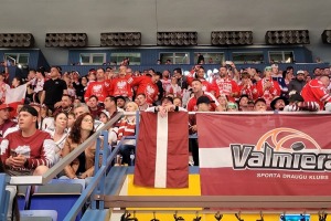Travelnews.lv klātienē tur īkšķus par Latvijas uzvaru pasaules hokeja čempionātā spēlē ar Poliju - Foto