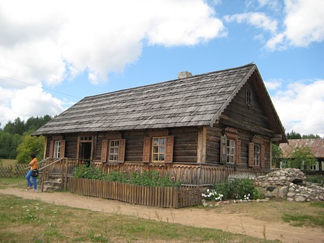 Slutišķu vecticībnieku māja atrodas Slutišķu ciemā, Naujenes pagastā, Daugavpils rajonā pašā Daugavas krastā