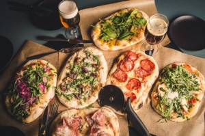Restorānā «Easy Beer» var nobaudīt Latvijā vienīgo romiešu picu jeb pinca Restorānā «Easy Beer» var nobaudīt Latvijā vienīgo romiešu picu jeb pinca
