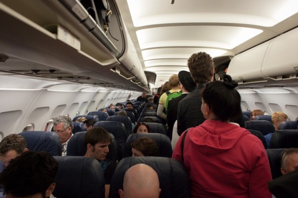 9. aprīlis vēsturē: Skandāls ASV - pasažieri no pārpildītas lidmašīnas sēdvietas izvelk ar spēku (video)