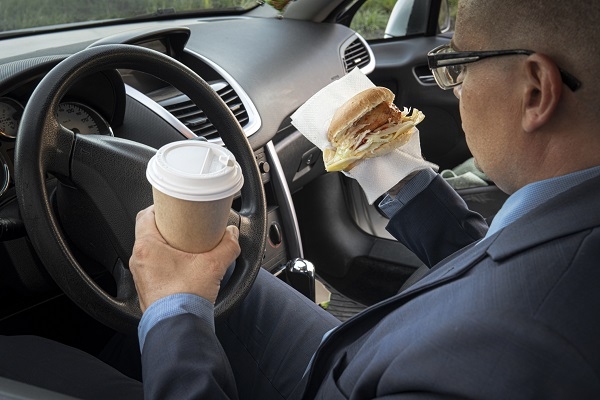 39% autovadītāju braucot pie stūres runā pa telefonu, 40% - dzer kafiju  